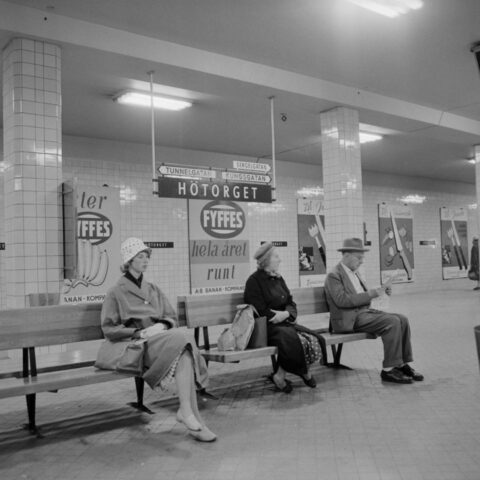 Trafikanter väntar på tunnelbanan, 1959. Spårvägsmuséet. Foto: okänd